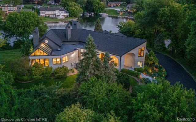 4912 Oakwood Court, Commerce Charter Township, MI 48382