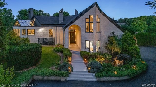 4912 Oakwood Court, Commerce Charter Township, MI 48382