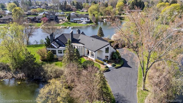 4912 Oakwood Court, Commerce Charter Township, MI 48382