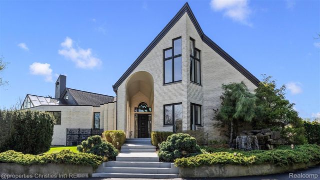 4912 Oakwood Court, Commerce Charter Township, MI 48382