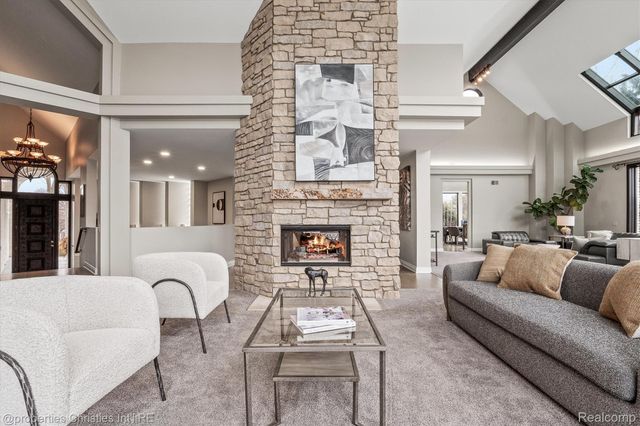 4912 Oakwood Court, Commerce Charter Township, MI 48382
