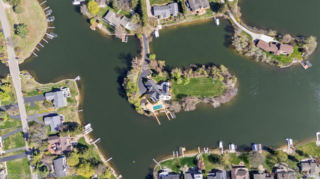 4912 Oakwood Court, Commerce Charter Township, MI 48382