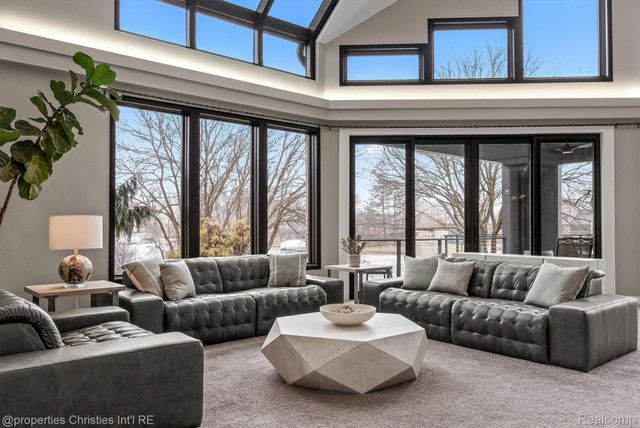 4912 Oakwood Court, Commerce Charter Township, MI 48382
