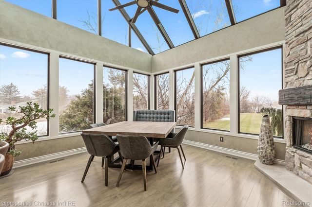 4912 Oakwood Court, Commerce Charter Township, MI 48382