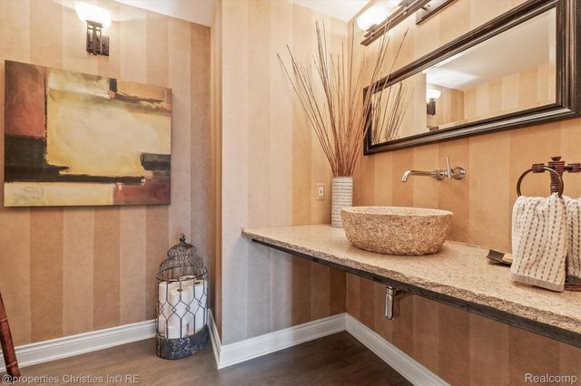 4912 Oakwood Court, Commerce Charter Township, MI 48382
