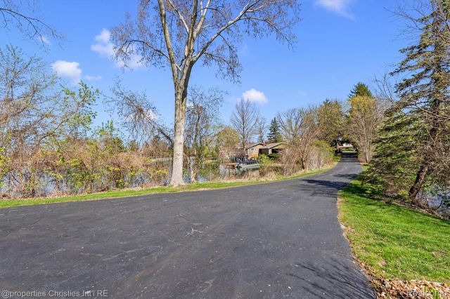 4912 Oakwood Court, Commerce Charter Township, MI 48382