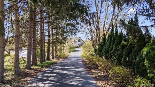 4912 Oakwood Court, Commerce Charter Township, MI 48382