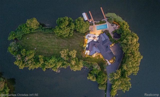 4912 Oakwood Court, Commerce Charter Township, MI 48382