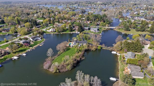 4912 Oakwood Court, Commerce Charter Township, MI 48382