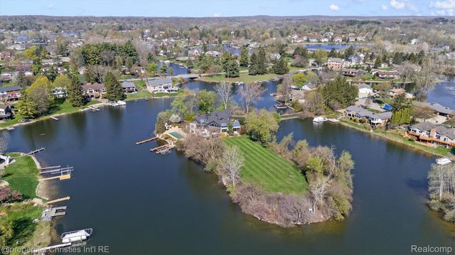 4912 Oakwood Court, Commerce Charter Township, MI 48382