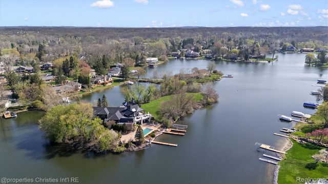 4912 Oakwood Court, Commerce Charter Township, MI 48382