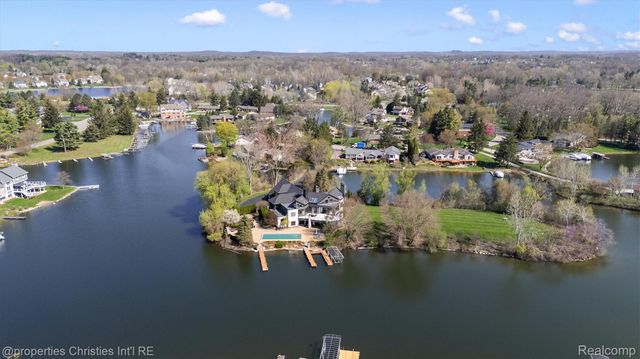 4912 Oakwood Court, Commerce Charter Township, MI 48382