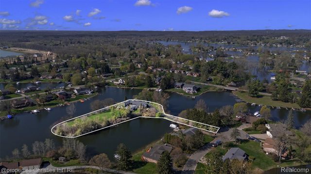 4912 Oakwood Court, Commerce Charter Township, MI 48382
