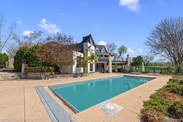 4912 Oakwood Court, Commerce Charter Township, MI 48382