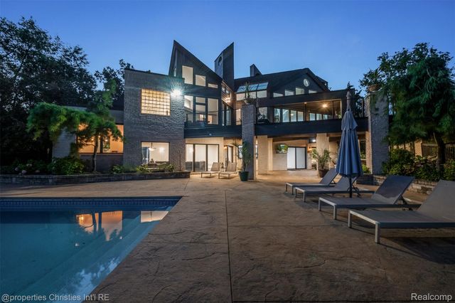 4912 Oakwood Court, Commerce Charter Township, MI 48382