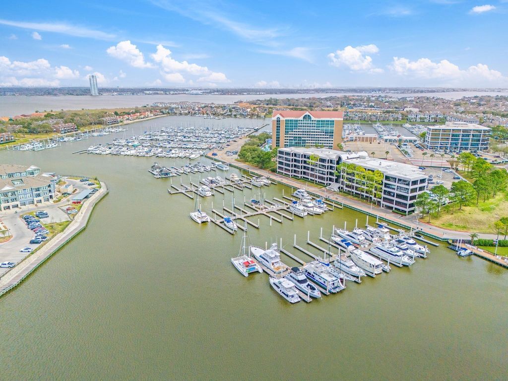 2385 Golden Shores Lane, League City, TX 77573