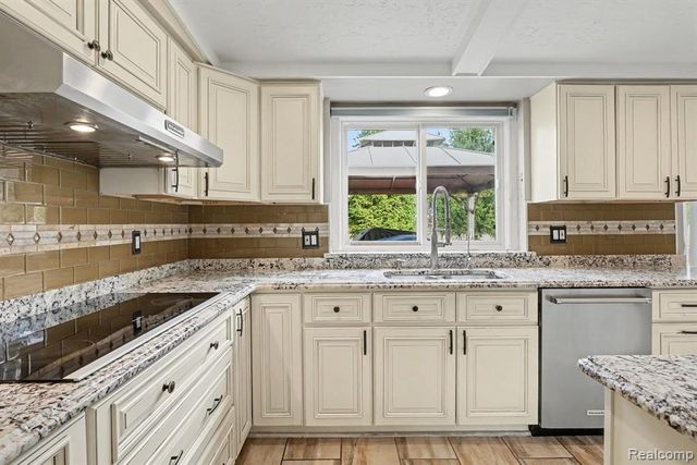 1941 Mapleridge Road, Rochester Hills, MI 48309