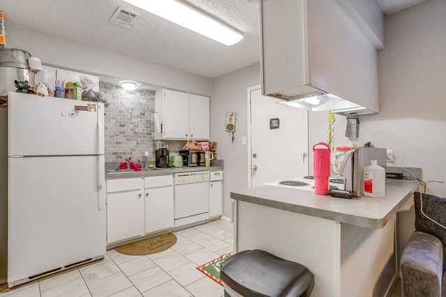 820 Ash Street, Burleson, TX 76028