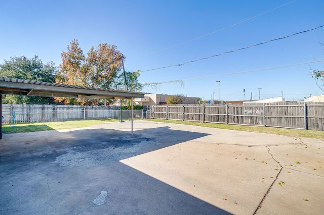 820 Ash Street, Burleson, TX 76028