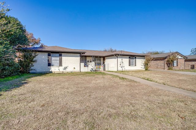 820 Ash Street, Burleson, TX 76028