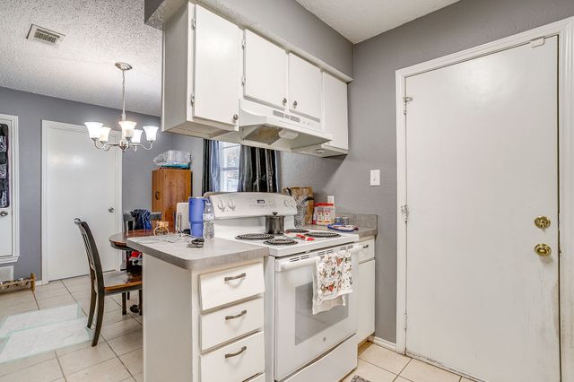 820 Ash Street, Burleson, TX 76028