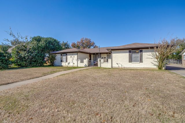 820 Ash Street, Burleson, TX 76028