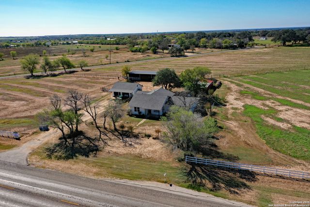 461 Highway 173 S, Devine, TX 78016
