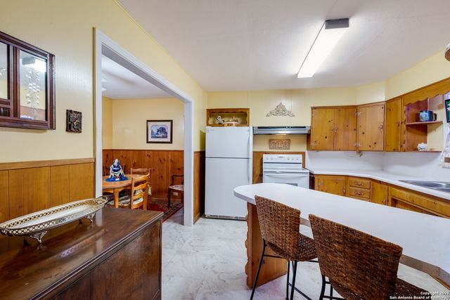 461 Highway 173 S, Devine, TX 78016