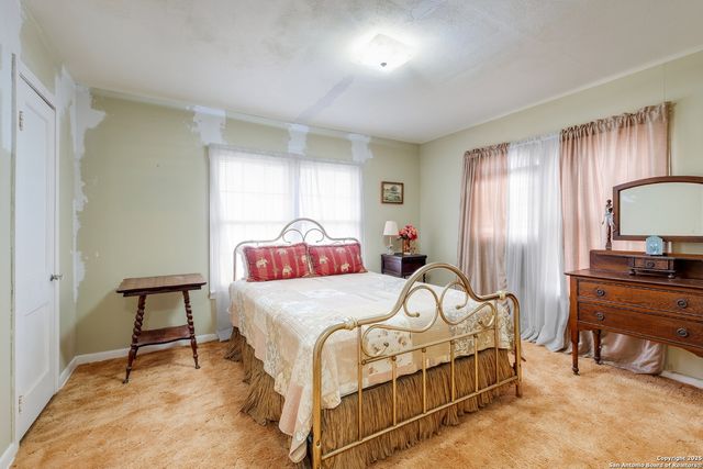 461 Highway 173 S, Devine, TX 78016