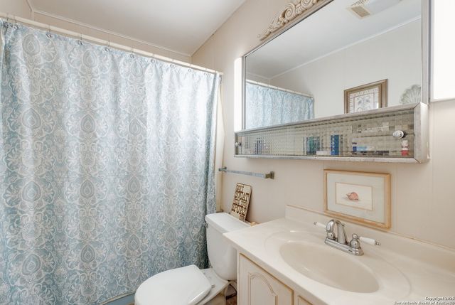 461 Highway 173 S, Devine, TX 78016