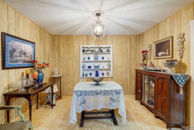 461 Highway 173 S, Devine, TX 78016