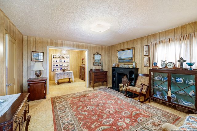 461 Highway 173 S, Devine, TX 78016