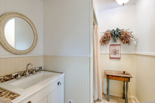 461 Highway 173 S, Devine, TX 78016