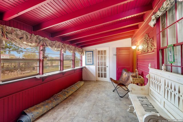 461 Highway 173 S, Devine, TX 78016