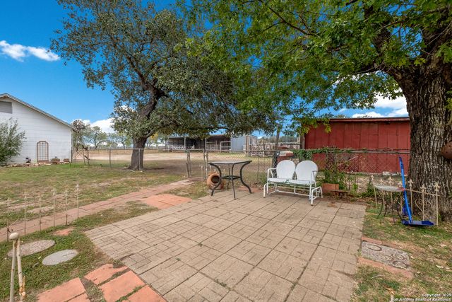 461 Highway 173 S, Devine, TX 78016