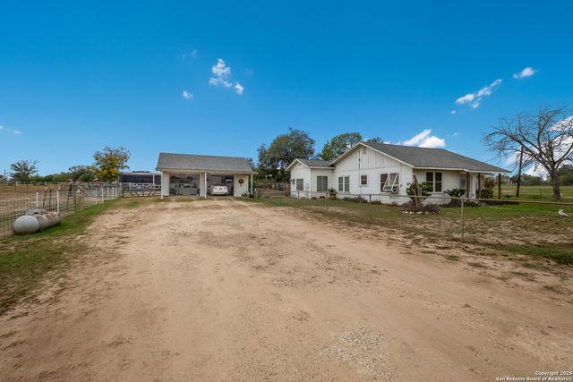 461 Highway 173 S, Devine, TX 78016