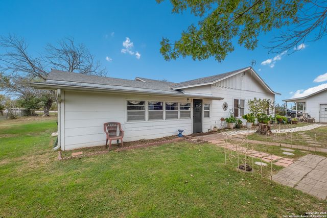 461 Highway 173 S, Devine, TX 78016