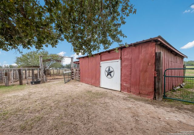 461 Highway 173 S, Devine, TX 78016