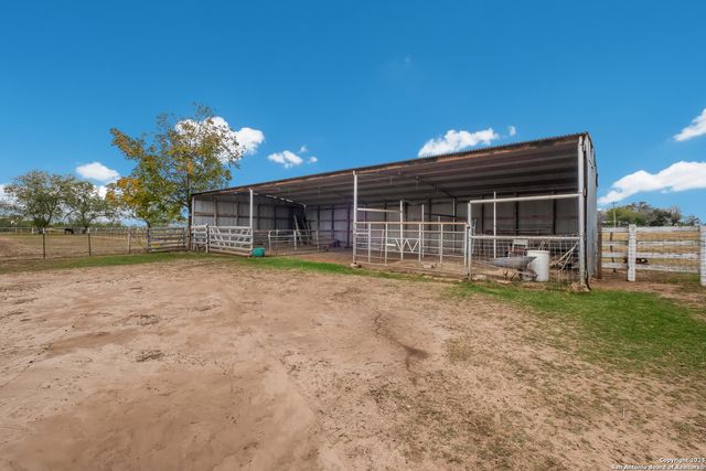 461 Highway 173 S, Devine, TX 78016