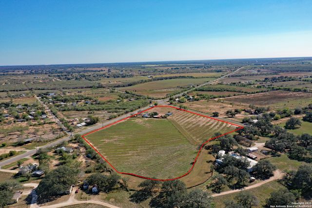 461 Highway 173 S, Devine, TX 78016