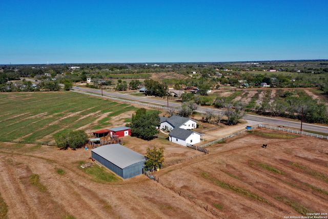 461 Highway 173 S, Devine, TX 78016