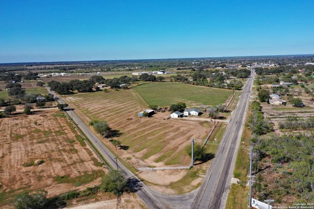 461 Highway 173 S, Devine, TX 78016