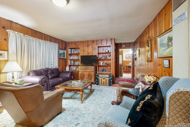 461 Highway 173 S, Devine, TX 78016