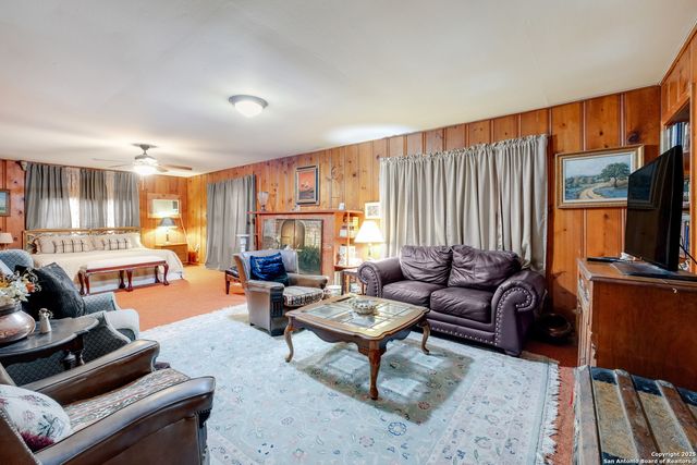 461 Highway 173 S, Devine, TX 78016