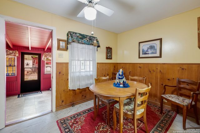 461 Highway 173 S, Devine, TX 78016