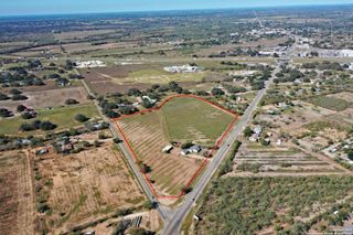 461 Highway 173 S, Devine, TX 78016