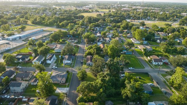 613 W Nazro Street, Baytown, TX 77520