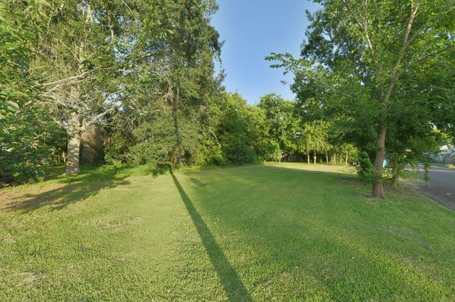 613 W Nazro Street, Baytown, TX 77520