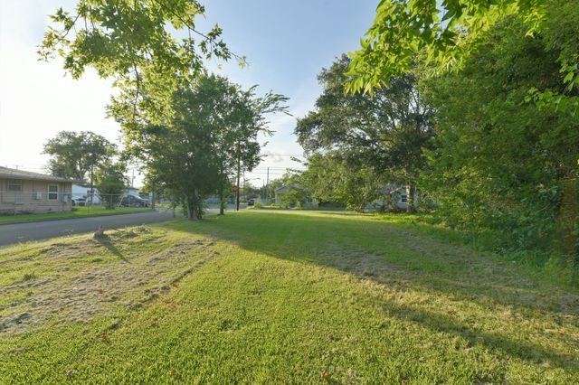 613 W Nazro Street, Baytown, TX 77520