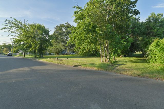 613 W Nazro Street, Baytown, TX 77520
